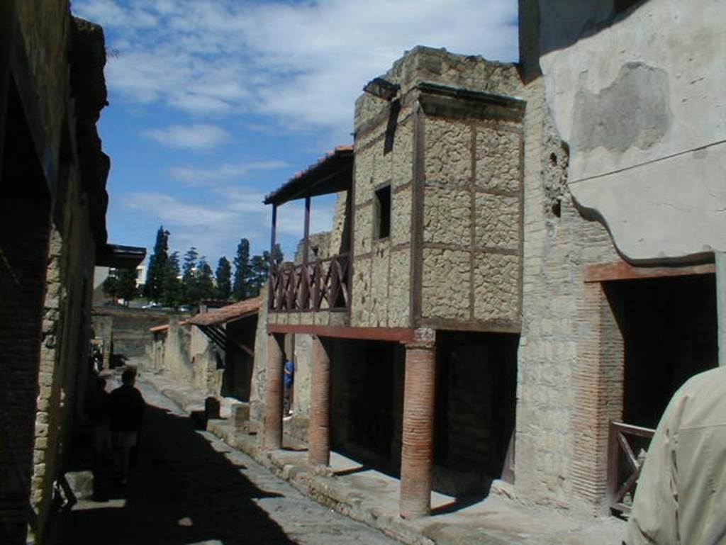 Ins. III.12 on right, and III.13/14/15 in centre, May 2004. Looking south-west along west side of Cardo IV Inferiore.