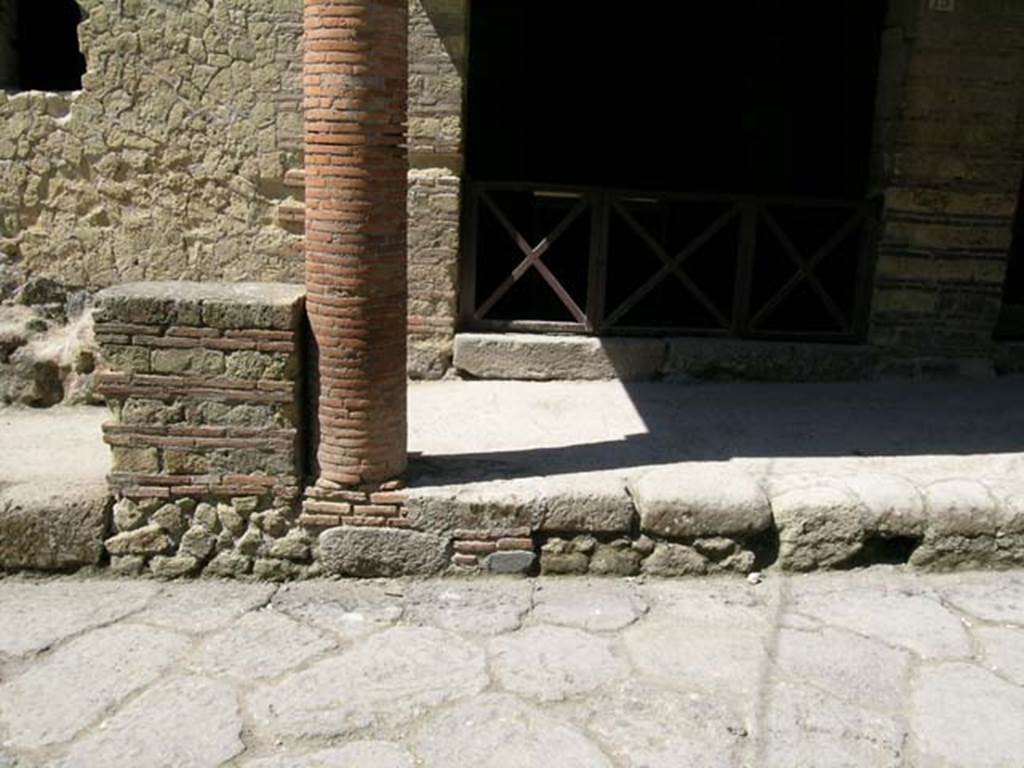 III.15, Herculaneum. April 2005. Looking west towards masonry column at southern end of balcony.
Photo courtesy of Nicolas Monteix.
