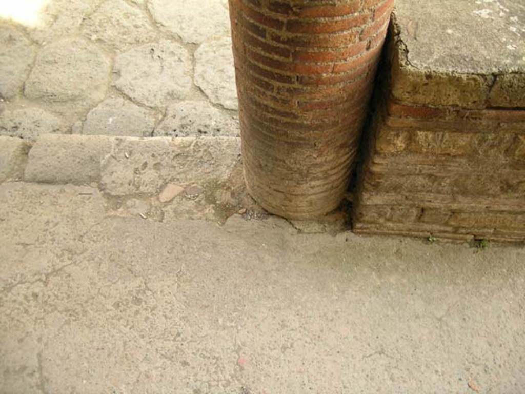 III.15, Herculaneum. April 2005. Looking east towards detail of masonry column at southern end of balcony.
Photo courtesy of Nicolas Monteix.
