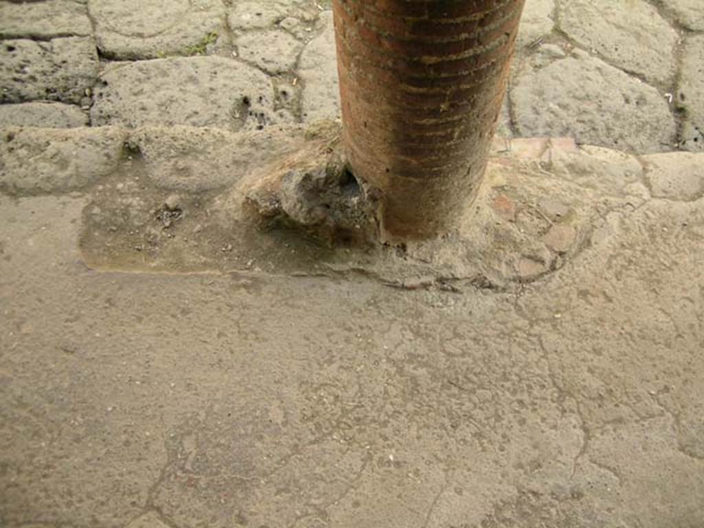 III.15/14/13, Herculaneum. April 2005. 
Looking east towards detail of masonry column in centre of balcony. Photo courtesy of Nicolas Monteix.

