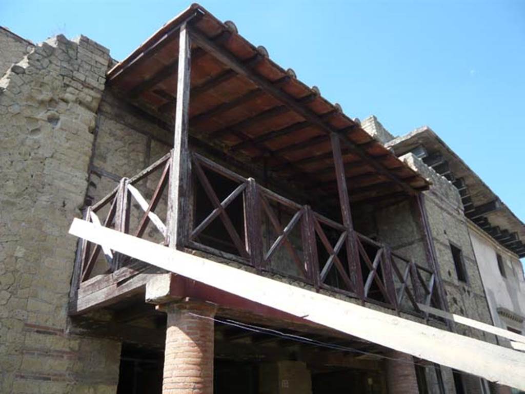 III 14, Herculaneum, August 2013. Upper floor balcony. Photo courtesy of Buzz Ferebee.

