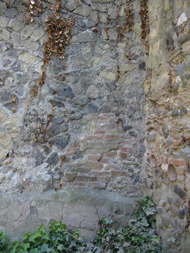 III.14/15, Herculaneum, May 2003. Room 12, east wall in south-east corner.
Photo courtesy of Nicolas Monteix.
