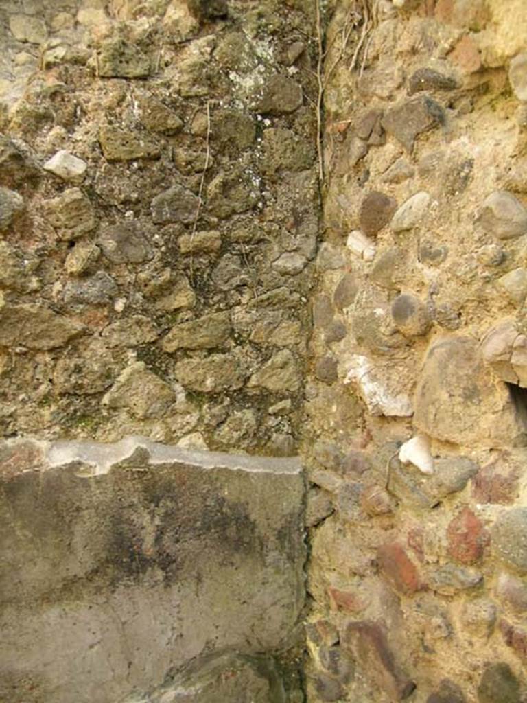 III.14/15, Herculaneum, April 2005. Room 13, south-east corner, the east wall has remains of decoration.  Photo courtesy of Nicolas Monteix.
