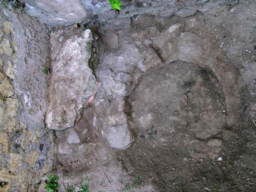 III.14/15, Herculaneum, June 2005. Room 13, details of basins and tubs in north-west corner.   
Photo courtesy of Nicolas Monteix.
