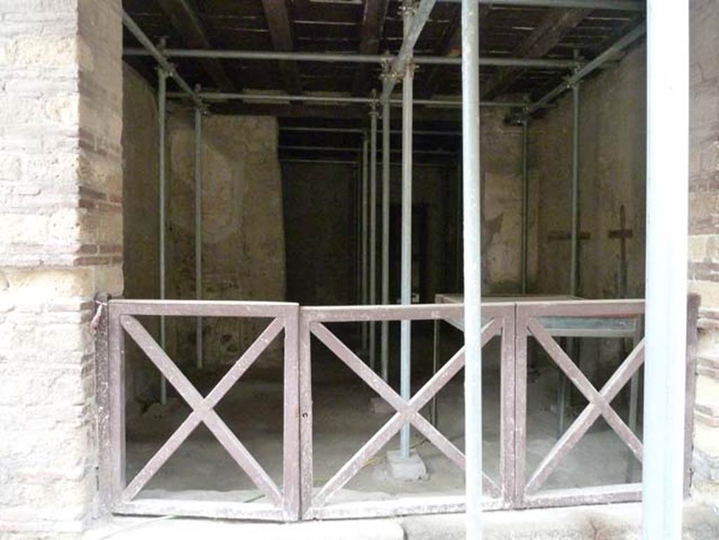 Ins. III.15, Herculaneum, September 2015. Looking west into shop.