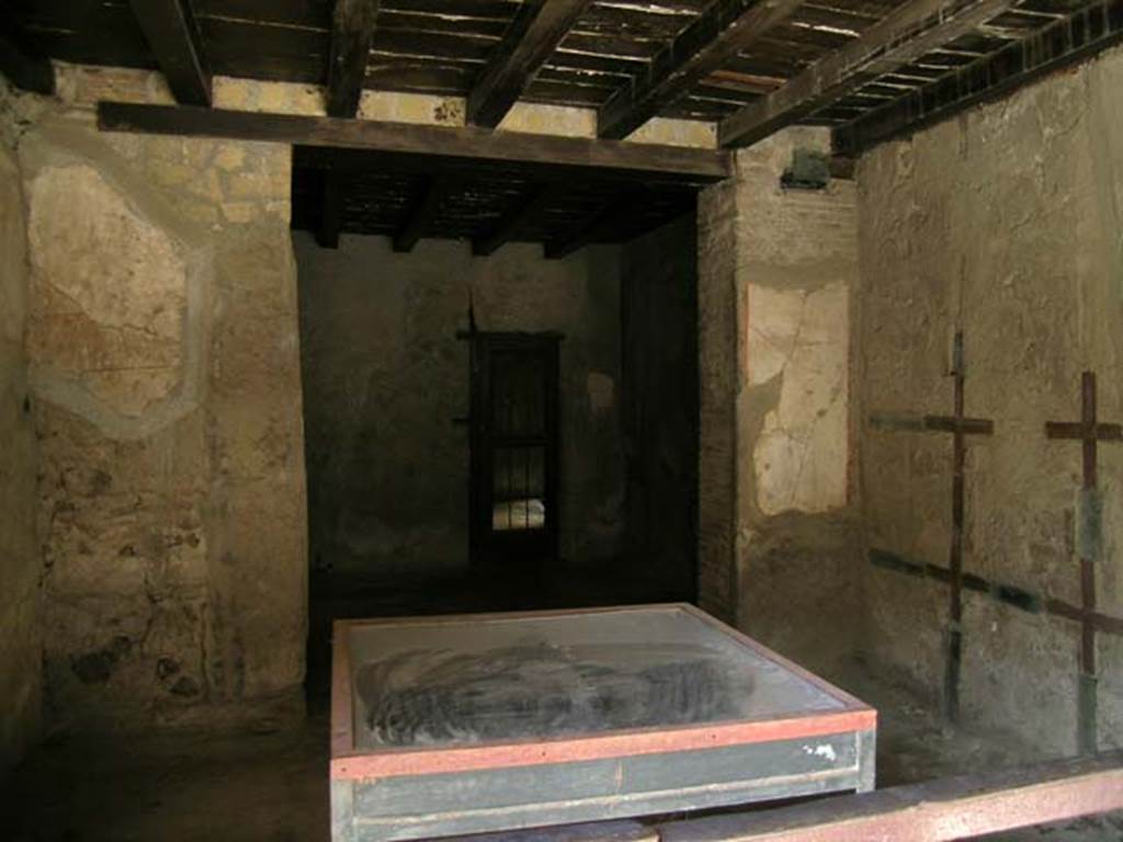 III.15, Herculaneum, May 2006. Looking west into shop. Photo courtesy of Nicolas Monteix.