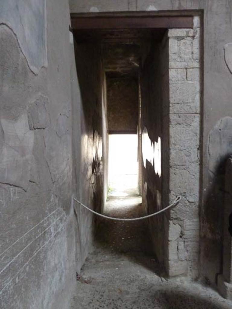 Ins. III.16, Herculaneum, September 2015. Corridor 6, on south side of atrium, looking west.