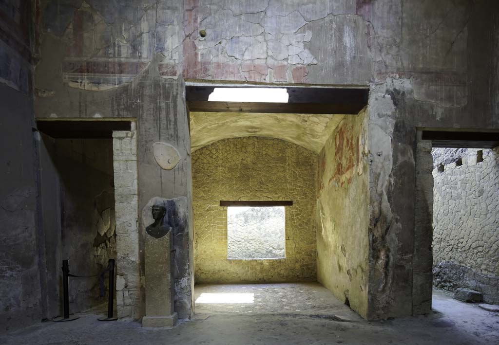 III.16 Herculaneum, August 2021. Looking west across atrium towards tablinum, in centre. Photo courtesy of Robert Hanson.