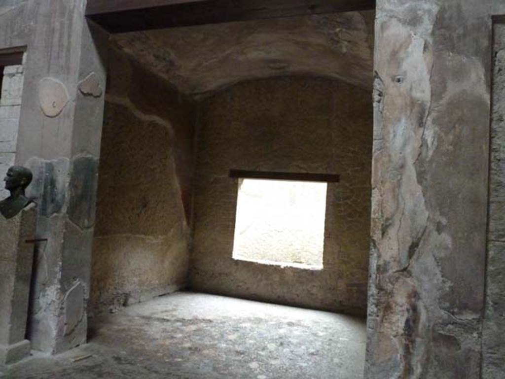 Ins. III 16, Herculaneum, September 2015. Room 4, looking east into tablinum, from atrium. 