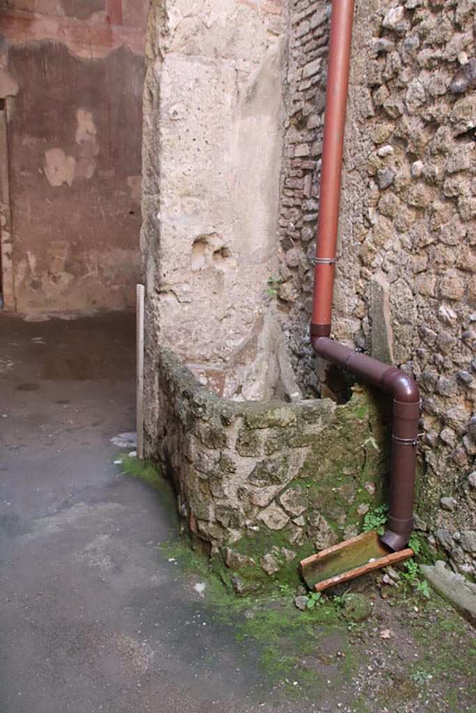 III 16, Herculaneum, October 2022. 
Room 5, looking towards well/basin/vat in south-east corner near doorway.
Photo courtesy of Klaus Heese.
