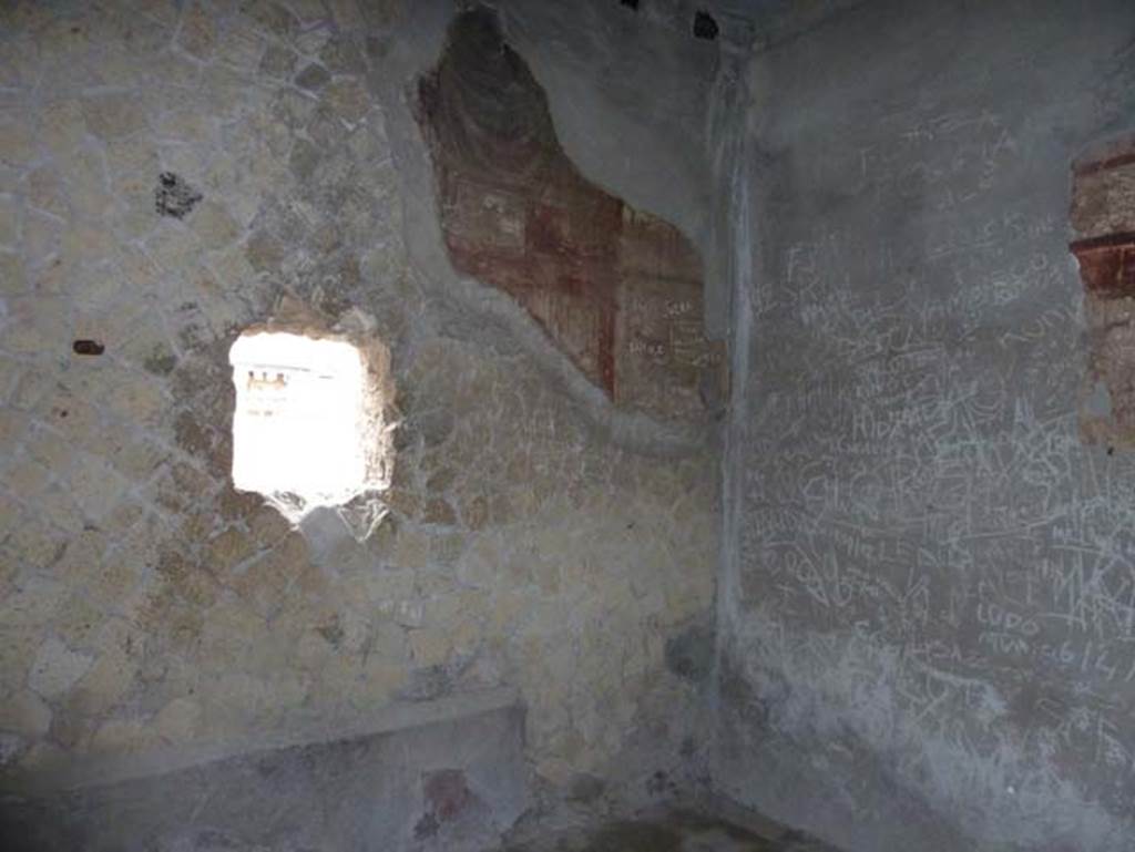 Ins. III 16, Herculaneum, September 2015. Room 3, south-east corner, with window in east wall.

 
