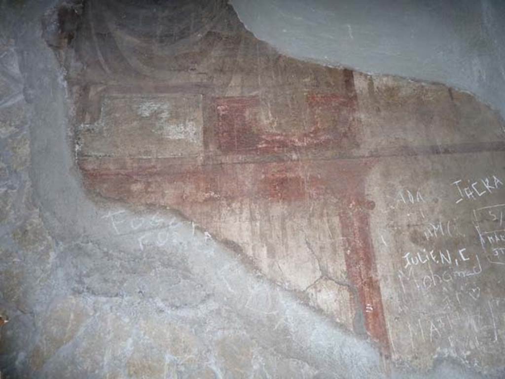 Ins. III 16, Herculaneum, September 2015. Room 3, detail of painted plaster from east wall.