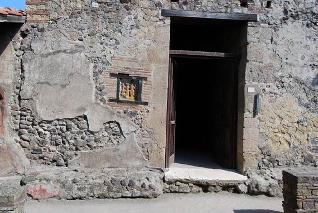 III 16, Herculaneum, June 2008. Looking west towards entrance doorway. Photo courtesy of Nicolas Monteix.

