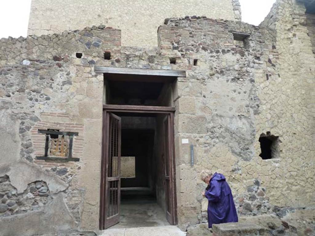 Ins. III 16, Herculaneum, September 2015. Upper façade of entrance wall on west side of Cardo IV Inferiore, including a terracotta window, on left.