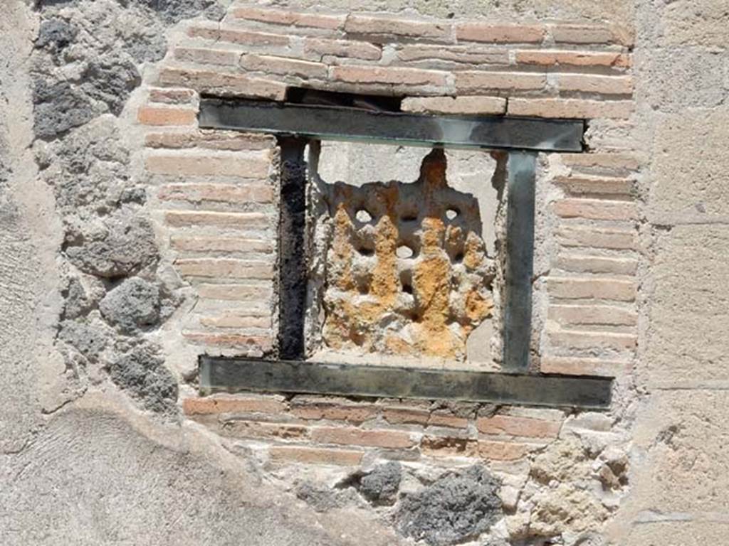 III.16, Herculaneum, May 2018. Terracotta window on south side of entrance doorway. 
Photo courtesy of Buzz Ferebee
