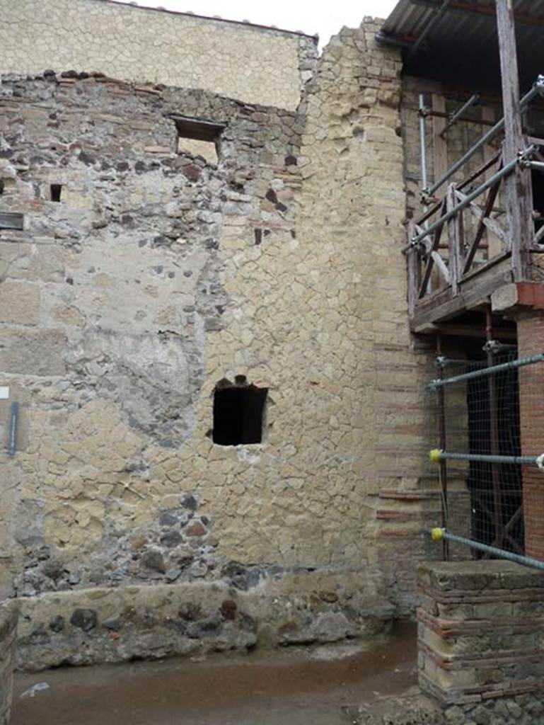 Ins. III.16, Herculaneum, September 2015. Window in façade on north side of entrance doorway.