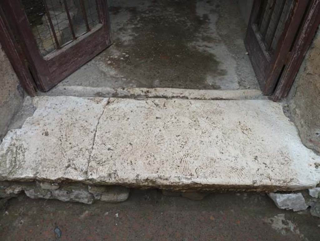 Ins. III 16, Herculaneum, September 2015. Threshold of doorway