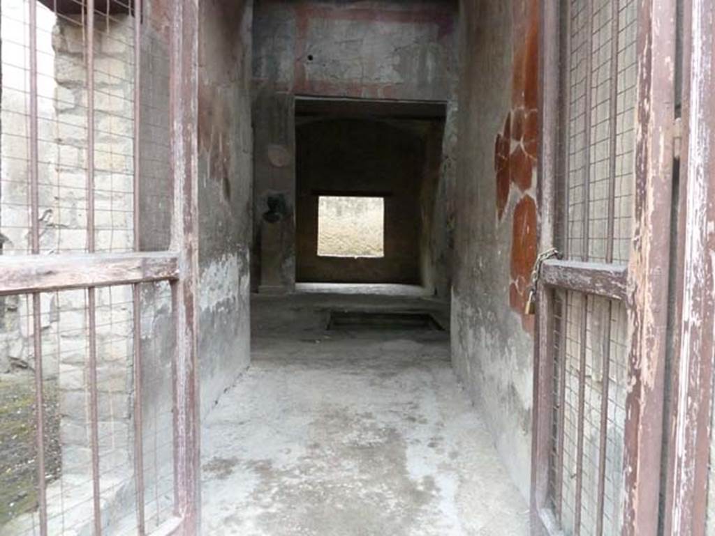 Ins. III 16, Herculaneum, September 2015. Looking through entrance doorway, along corridor (fauces) to atrium.