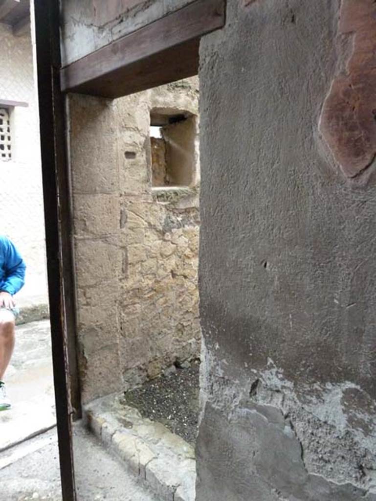 Ins. III 16, Herculaneum, September 2015. Doorway to room 2 in south wall.