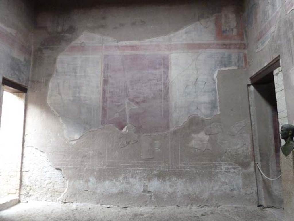 Ins. III 16, Herculaneum, September 2015. South wall of atrium with doorway to room 2, on left.