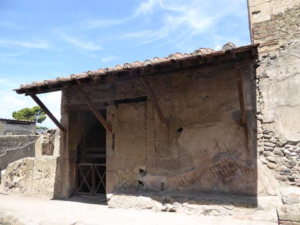 III.17, Herculaneum, July 2015. Looking west to entrance doorway. Photo courtesy of Michael Binns.