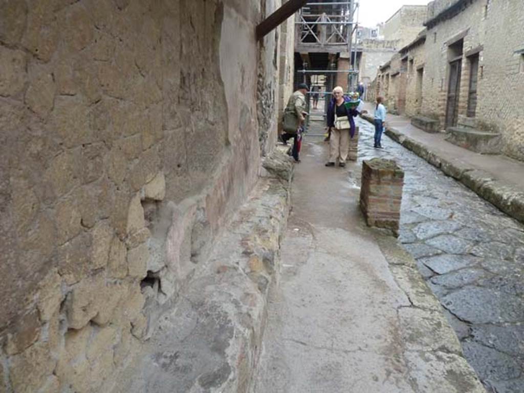 Ins. III 17, Herculaneum, September 2015. Cardo IV Inferiore, looking north along bench/seat on north side of entrance doorway.