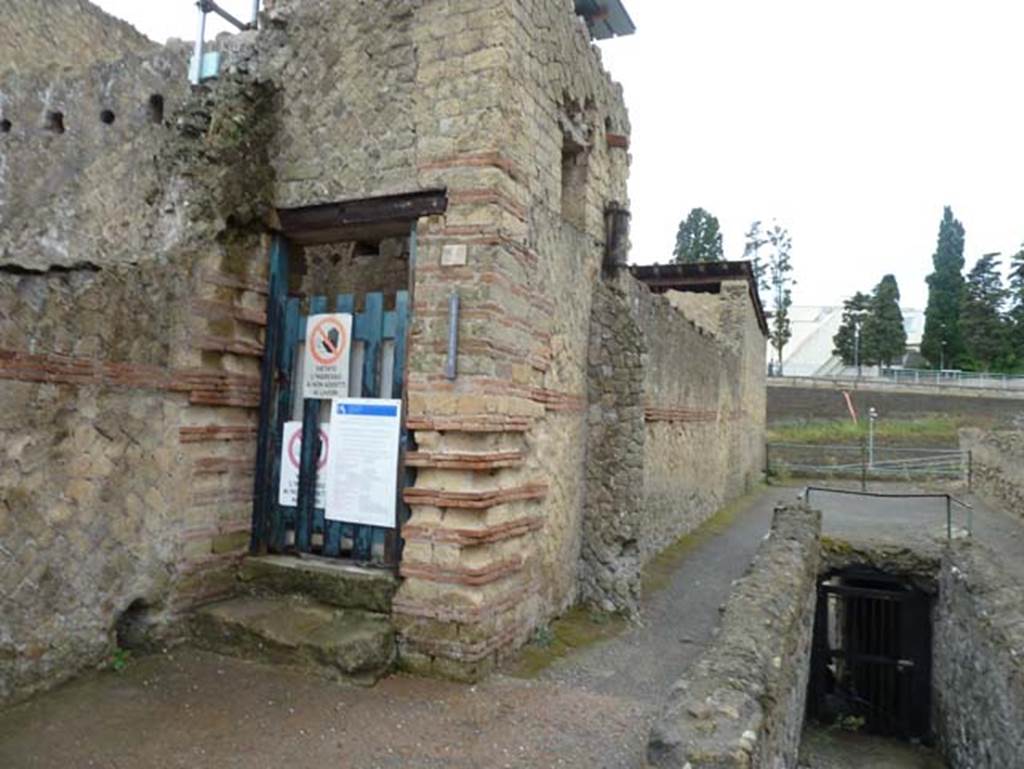 Cardo IV Inferiore, Herculaneum, September 2015. Looking south-east towards doorway to Ins. IV.1, on left.
On the right, blocked, is another of the routes to the beach, found at the southern end of the roadways.

.