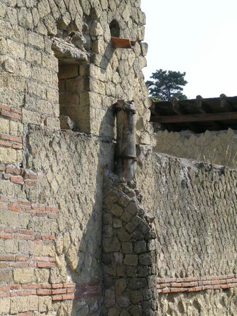 IV.2/1, Herculaneum, June 2005. Downpipe at south end of western faade, near end of Cardo IV. Inferiore. Photo courtesy of Nicolas Monteix.

