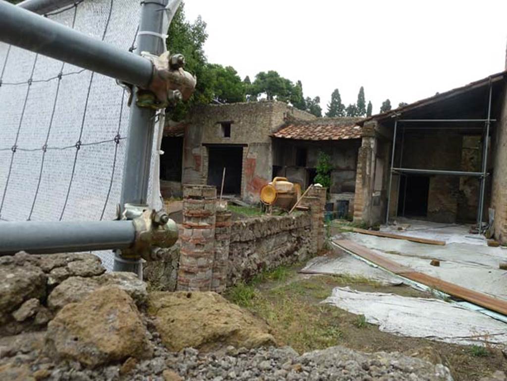 Ins IV.2/1, Herculaneum, September 2015. Looking north-east across south portico of garden area, during restoration.

