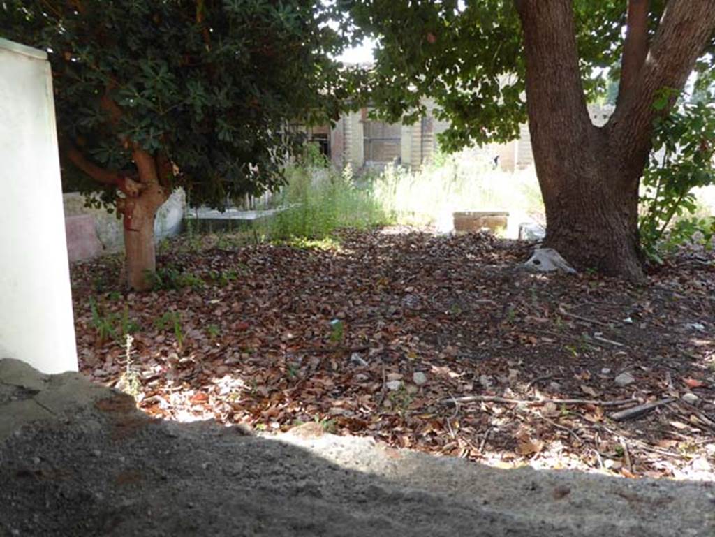 IV.2/1, Herculaneum, September 2016. Looking south across garden from windowed portico.  Photo courtesy of Michael Binns.
