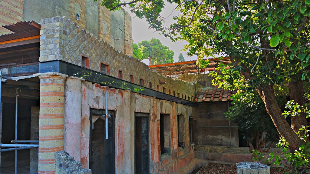 IV.2/1, Herculaneum, photo taken between October 2014 and November 2019. 
Looking towards windowed portico at north end of garden. Photo courtesy of Giuseppe Ciaramella.
