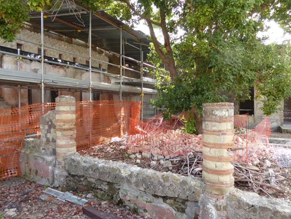 IV.1/2 Herculaneum, October 2014. North-west corner of peristyle. Photo courtesy of Michael Binns.