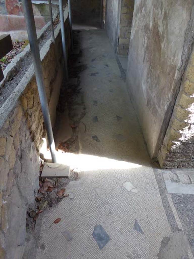 IV.2/1, Herculaneum, September 2016. Looking north along east side of narrow corridor.  With doorway to corridor 8, on right. Photo courtesy of Michael Binns.
