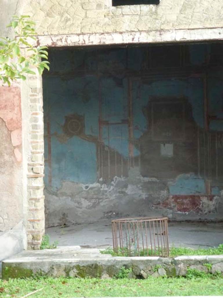 IV.2/1, Herculaneum, October 2012. Doorway to central exedra, on east side of garden area. Photo courtesy of Michael Binns.
