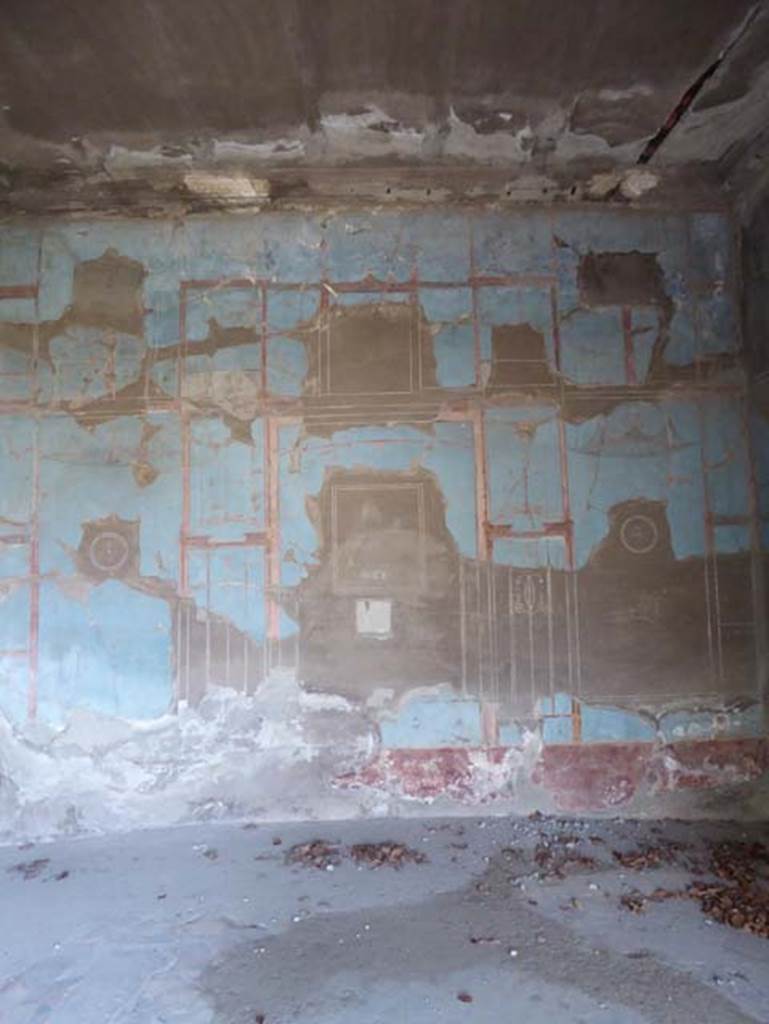 IV.2/1, Herculaneum, September 2016. Central exedra 9, looking towards east wall.
Photo courtesy of Michael Binns.
