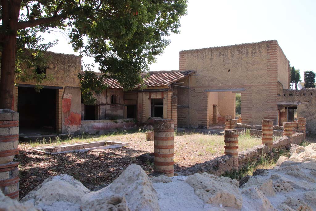 IV.2/1, Herculaneum, September 2019. Looking south-east across garden area, from west portico.
Photo courtesy of Klaus Heese.
