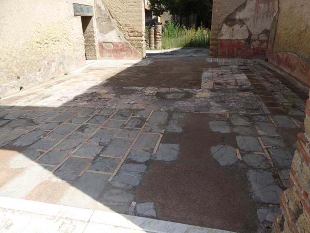 IV.2/1, Herculaneum, September 2016. Looking north across large triclinium 12. Photo courtesy of Michael Binns.
