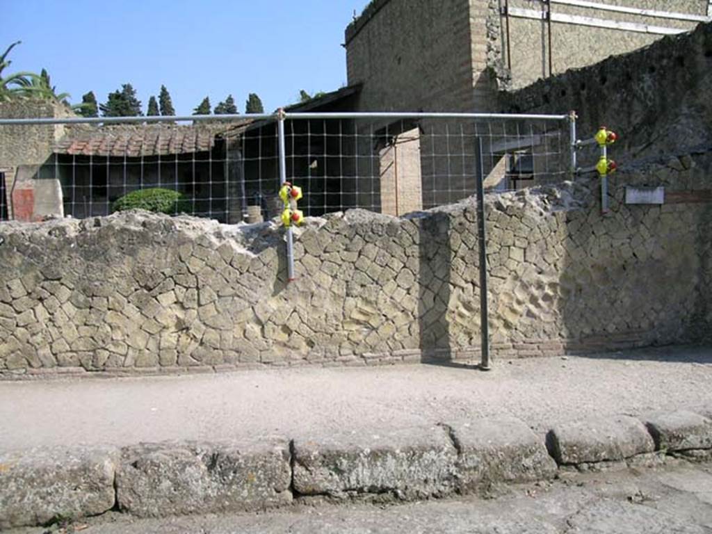 IV.2/1, Herculaneum, June 2005. Looking east towards western façade near south end, and into peristyle area.
Photo courtesy of Nicolas Monteix.
