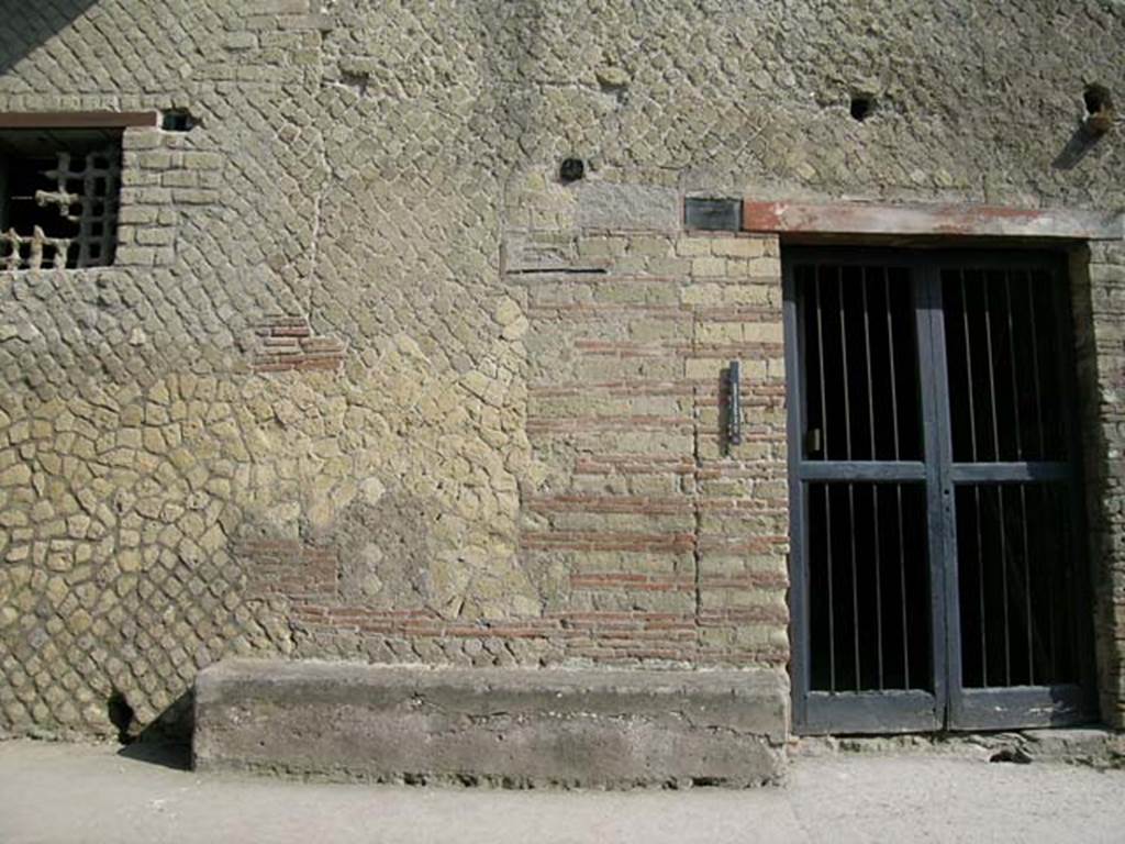 IV.2 Herculaneum, June 2005. North side of entrance doorway. Photo courtesy of Nicolas Monteix.