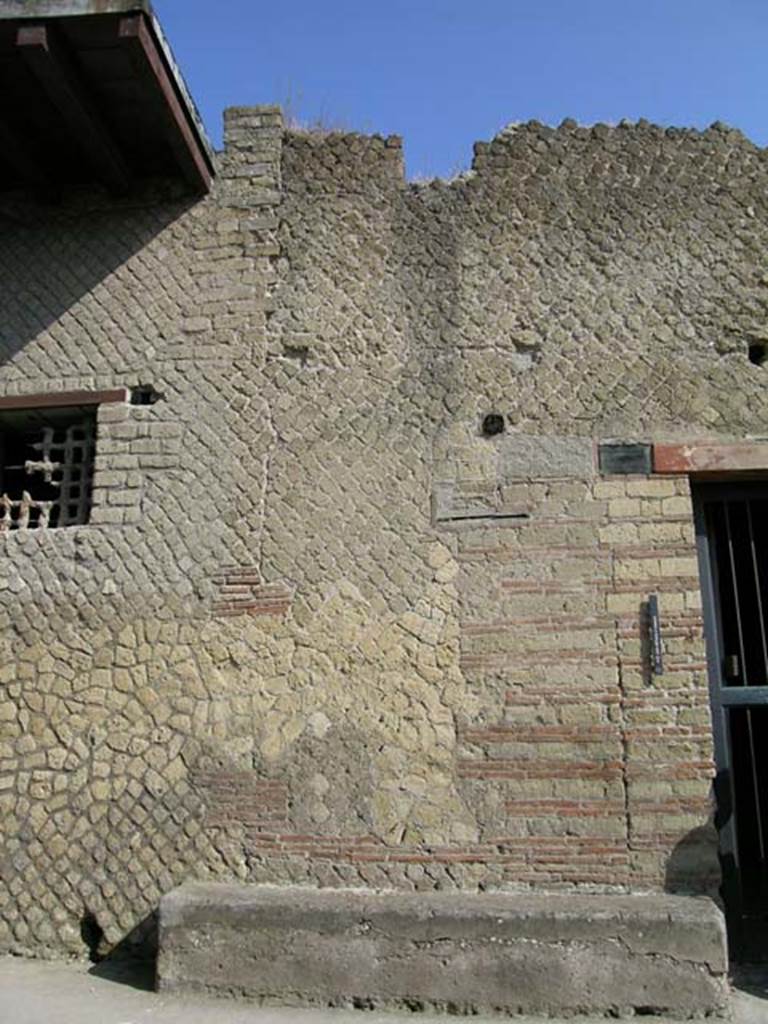 IV.2 Herculaneum, June 2005. Detail of upper wall on north side of entrance doorway. Photo courtesy of Nicolas Monteix.
