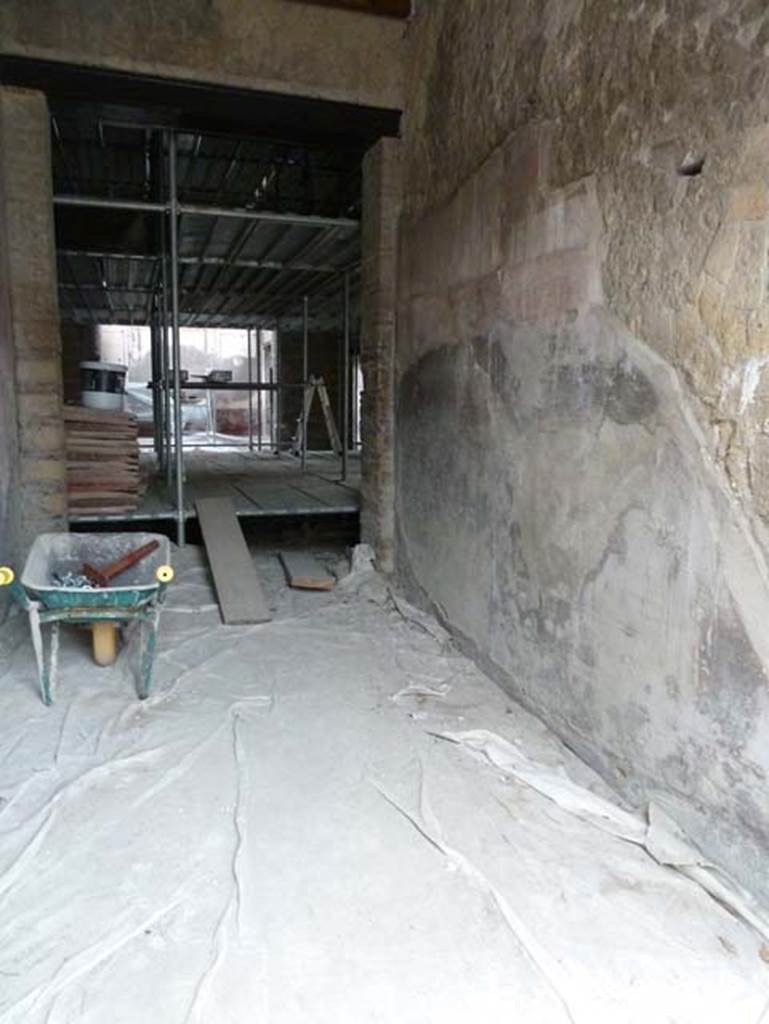 Ins. IV.2, Herculaneum, September 2015. Looking towards south wall of entrance corridor.