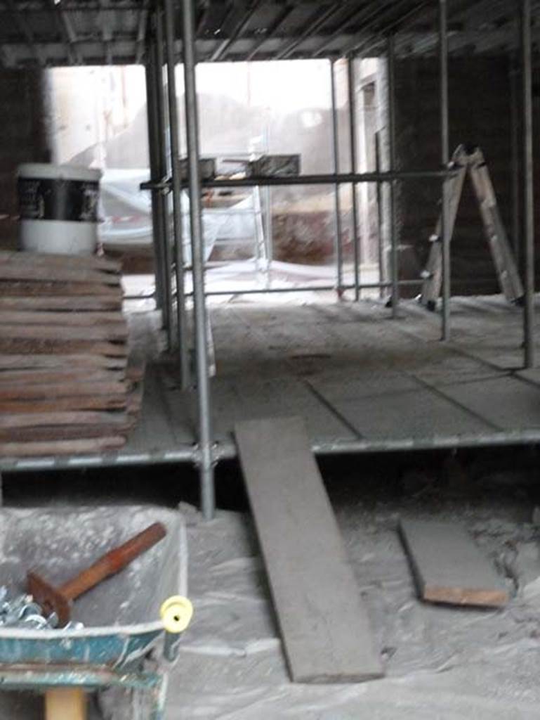 Ins. IV.2, Herculaneum, September 2015. Looking east towards atrium, under restoration.