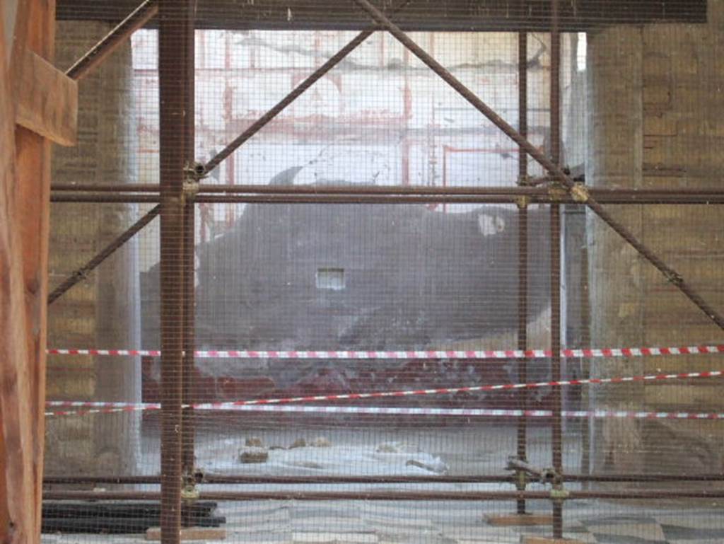 IV.2, Herculaneum, May 2006. Looking east across atrium towards tablinum.