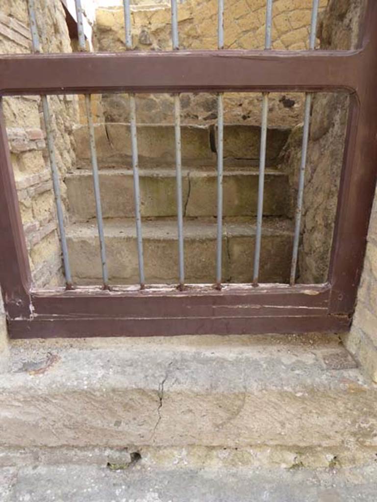 IV.3, Herculaneum, October 2014. Detail of stone steps at base of stairs to upper floor.  Photo courtesy of Michael Binns.
