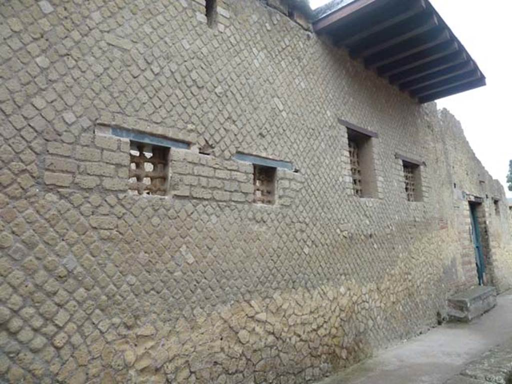 IV,3 Herculaneum, September 2015. Looking south-east along faade with overhanging gallery, towards four windows of IV.4, and doorway of IV.2, on right.
Looking south on Cardo IV Inferiore. 

