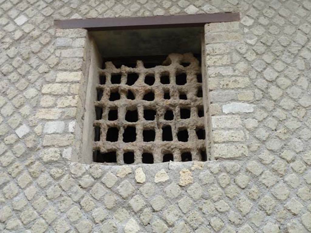 Ins. IV.4, Herculaneum, September 2015. Third window from northern end.