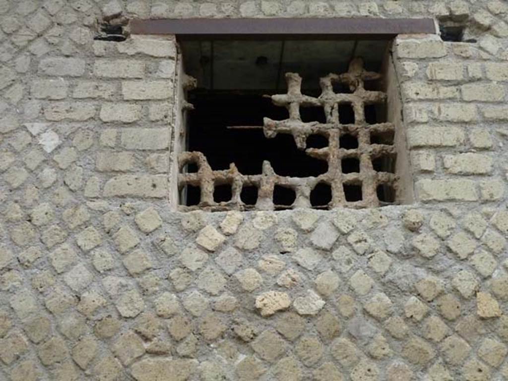 Ins. IV.4, Herculaneum, September 2015. Fourth window, on southern end.