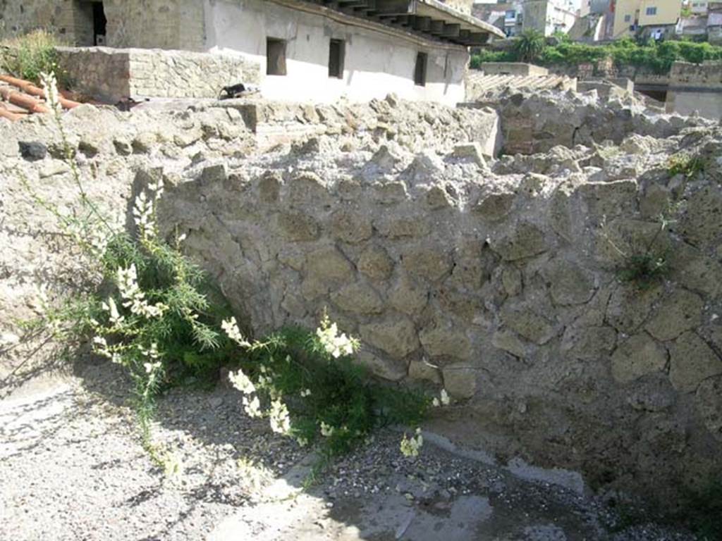 IV.4/3, Herculaneum, May 2005. 
Upper floor, looking north towards III.11 (white building, in centre), and fullonica at IV.5/6/7, on right.
Photo courtesy of Nicolas Monteix.

