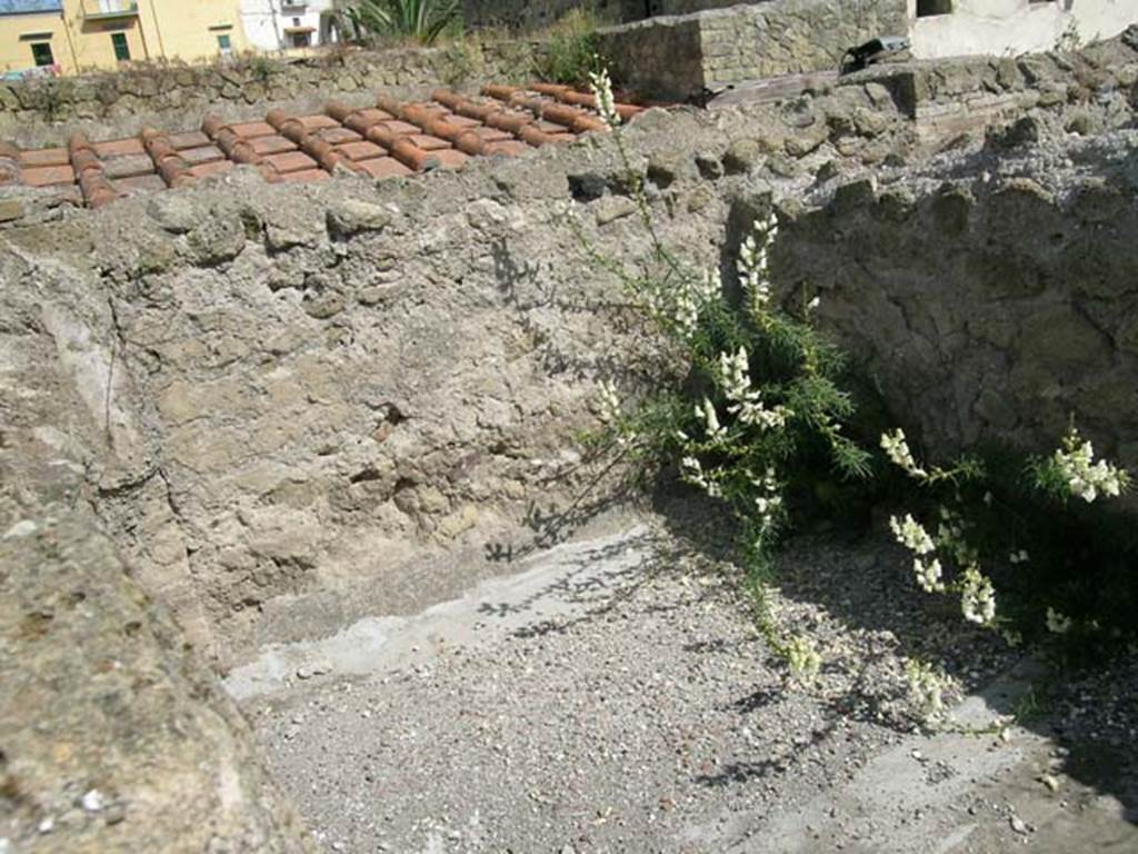 IV.4/3, Herculaneum, May 2005. 
Upper floor, looking west. Photo courtesy of Nicolas Monteix.
