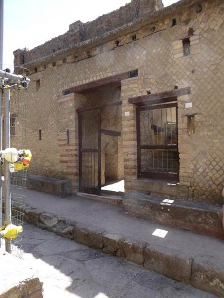 IV.4 and IV.3, Herculaneum. July 2015. Looking towards both entrance doorways.
Photo courtesy of Michael Binns.
